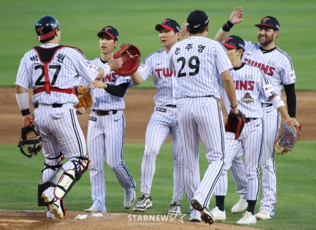 2026 신한 SOL Bank KBO리그 LG 트윈스 대 KIA 타이거즈 경기가 30일 서울 잠실야구장에서 열렸다.  오지환, 오스틴을 비롯한 LG 선수들이 KIA에 3-1로 승리하며 1위를 탈환한 후 기쁨을 나누고 있다. /사진=김진경 대기자
