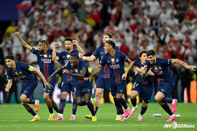 31일(한국시간) 헝가리 부다페스트의 푸스카스 아레나에서 열린 유럽축구연맹(UEFA) 챔피언스리그(UCL) 결승전 승리 확정 후 파리 생제르맹 선수들. /AFPBBNews=뉴스1
