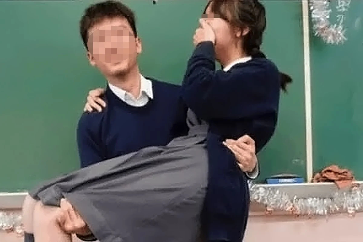 홍콩의 한 남성 교사가 여학생을 신부처럼 품에 안고 있는 사진이 온라인에 확산되면서 파문이 일었다./사진=스레드