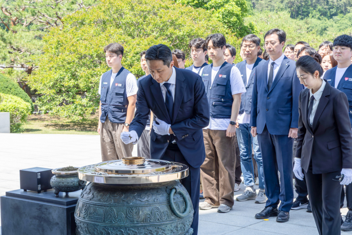 HD현대 정기선 회장이 29일 임직원들과 함께 국립서울현충원 현충탑을 찾아 분향을 하며 순국선열과 호국영령을 기리고 있다./사진=HD현대