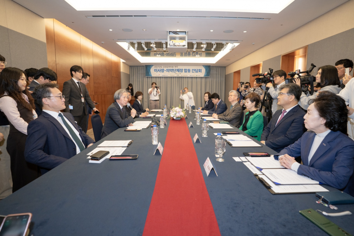 정기석 국민건강보험공단 이사장(왼쪽에서 두 번째)이 지난 7일 김택우 대한의사협회장, 유경하 대한병원협회장 등 6개 의약단체장들과 서울가든호텔에서 간담회를 개최한 모습. /사진제공=국민건강보험공단