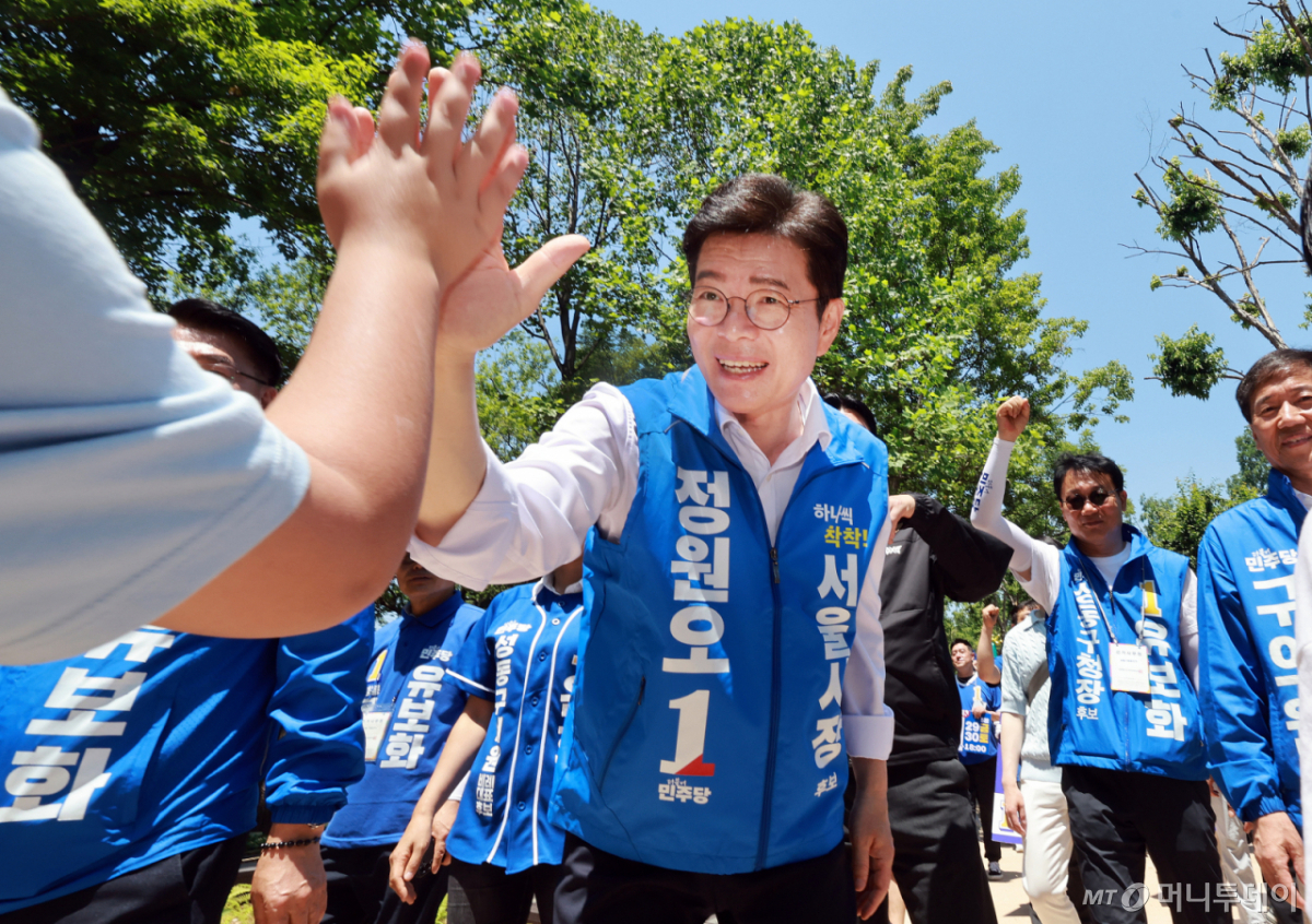 (서울=뉴스1) 이호윤 기자 = 정원오 더불어민주당 서울시장 후보가 30일 서울 성동구 서울숲을 찾아 아이들과 손을 맞대고 있다. 2026.5.30/뉴스1 Copyright © 뉴스1. All rights reserved. 무단 전재 및 재배포, AI학습 이용 금지. /사진=(서울=뉴스1) 이호윤 기자
