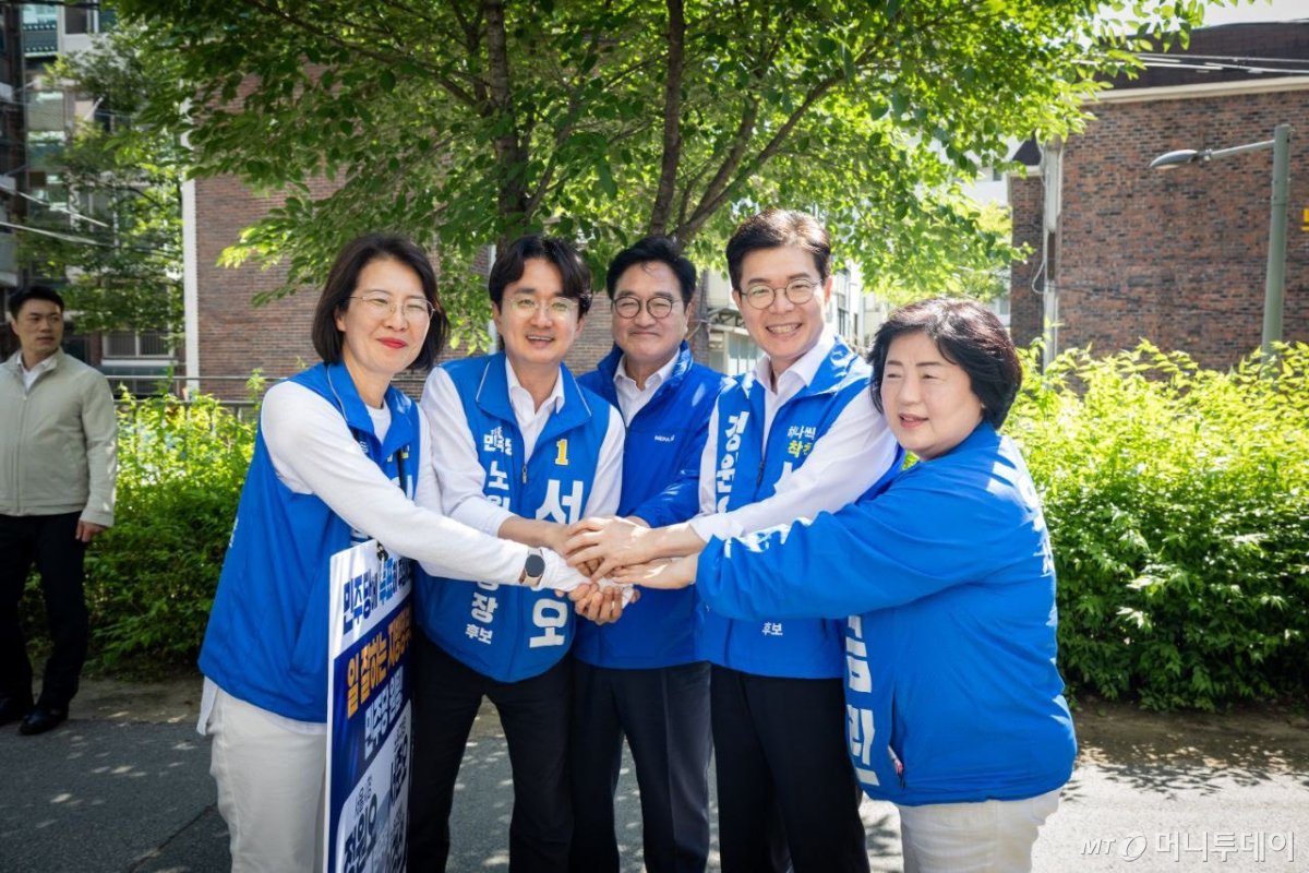 왼쪽부터 더불어민주당 이경선 노원구의원 후보, 서준오 노원구청장 후보, 우원식 의원, 정원오 서울시장 후보, 오금란 서울시의원 후보 /사진=우 의원 SNS
