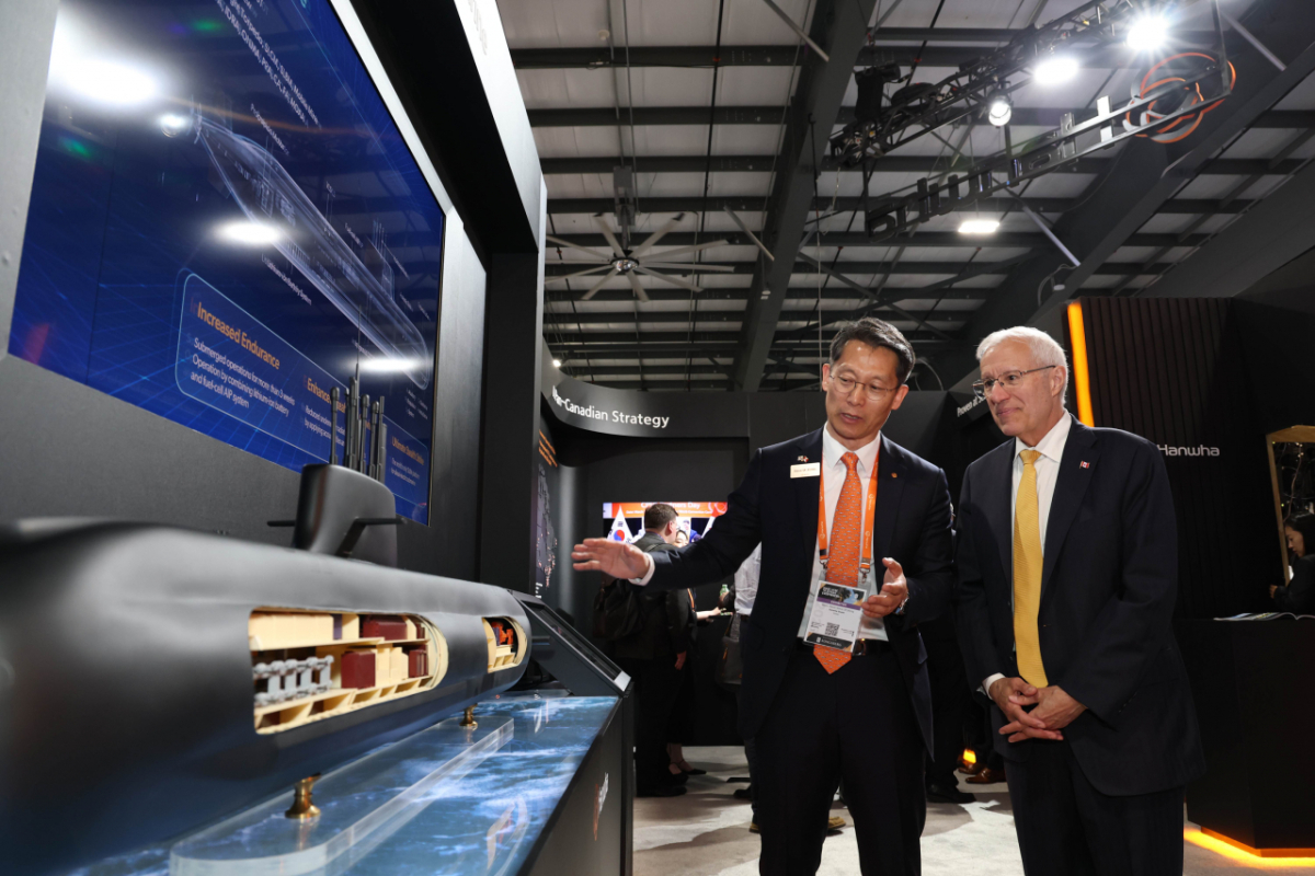 캐나다 오타와에서 열린 'CANSEC 2026' 전시회 내 한화오션 부스에서, 한화오션 특수선해외사업단장 정승균 부사장(왼쪽)이 빅터 피델리 온타리오주 경제개발부 장관에게 최신예 잠수함인 KSS-III 모델을 소개하며 그 우수성을 설명하고 있다. /사진제공=한화오션