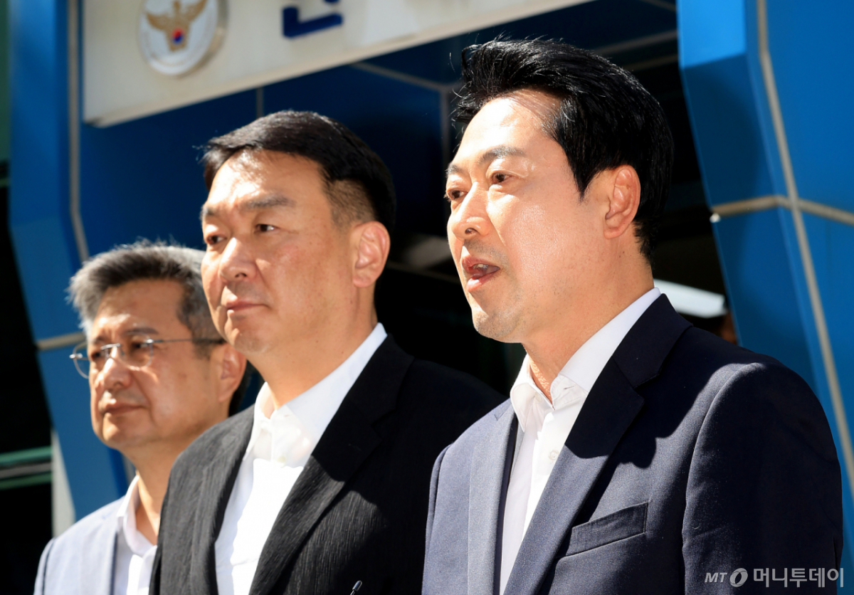 (서울=뉴스1) 이호윤 기자 = 장동혁 국민의힘 대표가 30일 서울지방경찰청 민원실 앞에서 이재명 대통령과 중앙선거관리위원회 관계자에 대해 각각 공직선거법상 투표의 비밀침해죄, 공직선거법 위반 및 직무유기 혐의로 고발장을 제출하기 전 발언하고 있다. 2026.5.30/뉴스1 Copyright © 뉴스1. All rights reserved. 무단 전재 및 재배포, AI학습 이용 금지. /사진=(서울=뉴스1) 이호윤 기자