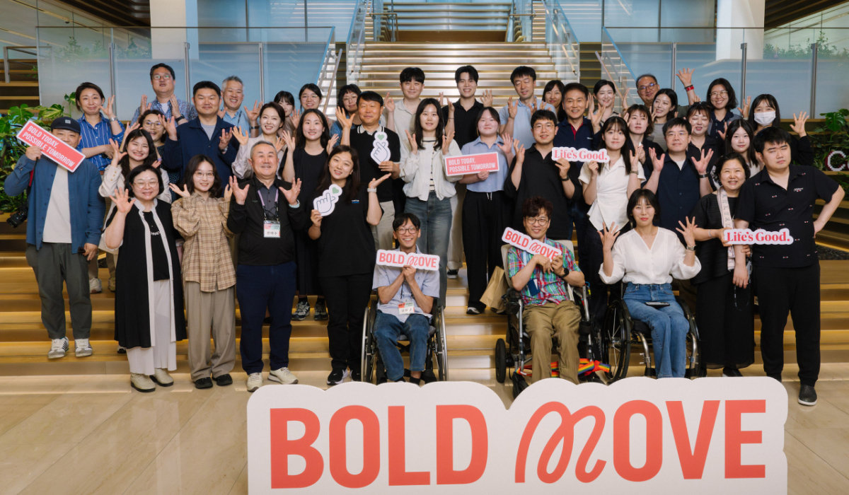 LG전자가 접근성 개선 아이디어를 발굴하기 위한 고객 참여형 커뮤니티 ‘볼드 무브(Bold Move)’ 시즌 2를 운영한다. 이번 시즌 2는 기존 장애인 고객 중심에서 시니어와 비장애인 고객까지 참여 대상을 확대했다. /사진제공=LG전자
