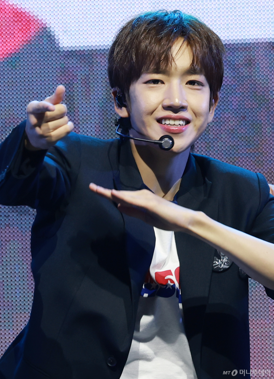 그룹 아이딧(IDID) 김민재가 지난해 9월 15일 서울 광진구 예스24 라이브홀에서 열린 첫 번째 미니 앨범 '아이 디드 잇.'(I did it.) 발매 쇼케이스에서 타이틀 곡 '제멋대로 찬란하게'를 열창하고 있다. /사진=뉴스1