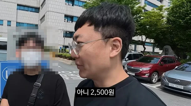 전 '충주맨' 유튜버 김선태가 신장 질환을 앓는 어린 딸을 둔 20대 가장에게 자신이 10년간 탑승한 차량을 불과 2500원에 판매했다. 여기에 구독자가 제시했던 구매 희망가에 맞춰 87만원 상당의 기저귀와 물티슈까지 별도로 준비해 차량과 함께 전달해 감동을 더 했다./사진=김선태 유뷰브 캡처