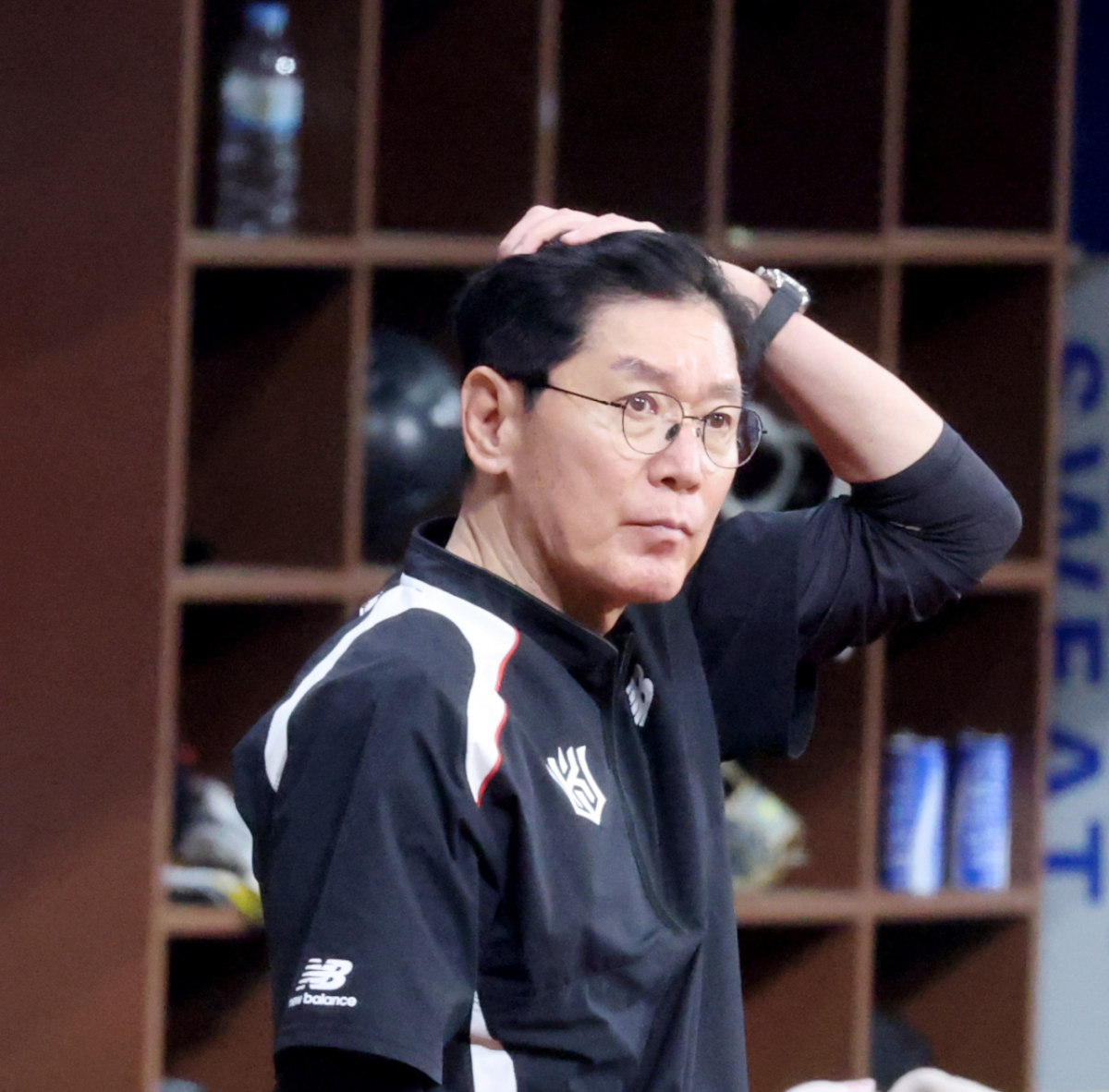 KT 이강철 감독이 31일 고척스카이돔에서 열리는 2026KBO리그 키움히어로즈와 KT위즈 경기에서 누군가에게 인사하고 있다. 2026.05.31. /사진=강영조 cameratalks@