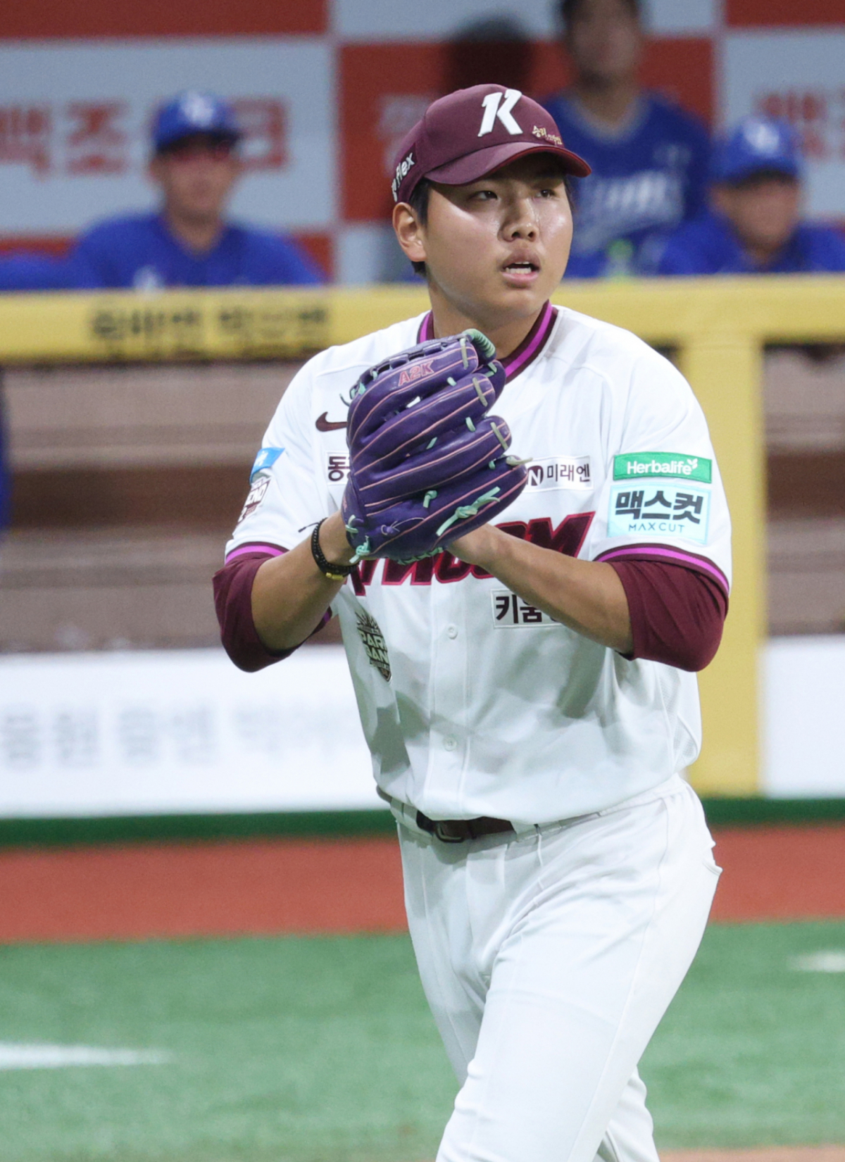 2026 신한 SOL KBO리그 키움 히어로즈 대 삼성 라이온즈 경기가 26일 서울 고척스카이돔에서 열렸다.  키움 박정훈이 8회초 실점 위기를 넘기며 이닝을 마무리한 후 박수를 치며 더그아웃으로 향하고 있다. /사진=김진경 kim.jinkyung@