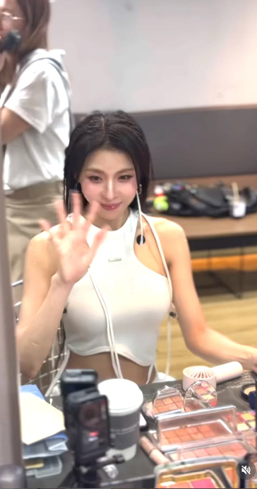 '쇼! 음악중심' 출연에 앞서 분장을 하고 있는 하지원/사진=하지원 인스타그램
