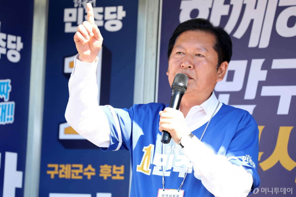 (구례=뉴스1) 이승현 기자 = 정청래 더불어민주당 총괄상임선거대책위원장이 31일 전남 구례경찰서 앞 교차로에서 장길선 민주당 구례군수 후보 지원 유세를 하고 있다. 2026.5.31/뉴스1 Copyright © 뉴스1. All rights reserved. 무단 전재 및 재배포, AI학습 이용 금지. /사진=(구례=뉴스1) 이승현 기자