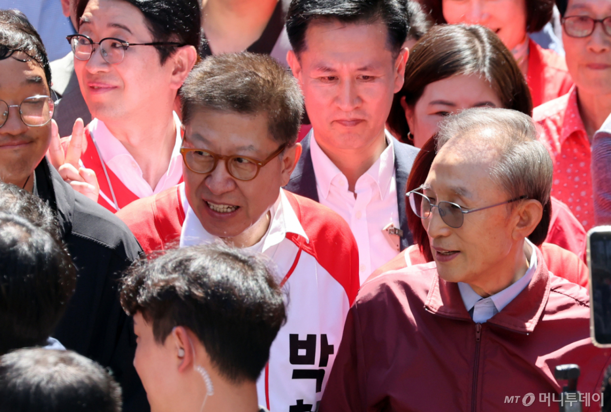 [부산=뉴시스] 하경민 기자 = 이명박 전 대통령이 31일 부산 해운대구 해운대시장을 방문, 박형준 국민의힘 부산시장 후보의 지지를 호소하고 있다. 2026.05.31. yulnetphoto@newsis.com /사진=하경민