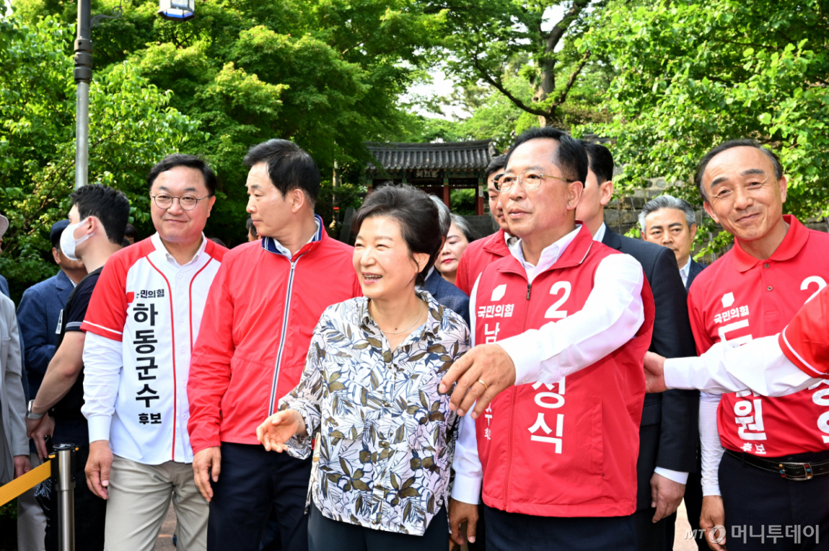 [남해=뉴시스] 차용현 기자 = 사전투표일인 29일 오후 경남 남해군 설천면 노량충렬사를 찾은 박근혜 전 대통령이 류성식 남해군수 후보의 안내를 받으며 이동하고 있다. 2026.05.29. con@newsis.com /사진=