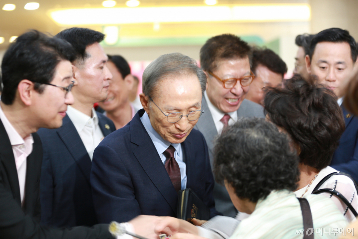 (부산=뉴스1) 임순택 기자 = 이명박 전 대통령이 31일 오전 부산 수영로교회를 찾아 박형준 부산시장 후보와 함께 예배 일정 등을 소화하기 위해 교회당으로 입장하고 있다. 2026.5.31/뉴스1 Copyright © 뉴스1. All rights reserved. 무단 전재 및 재배포, AI학습 이용 금지. /사진=(부산=뉴스1) 임순택 기자