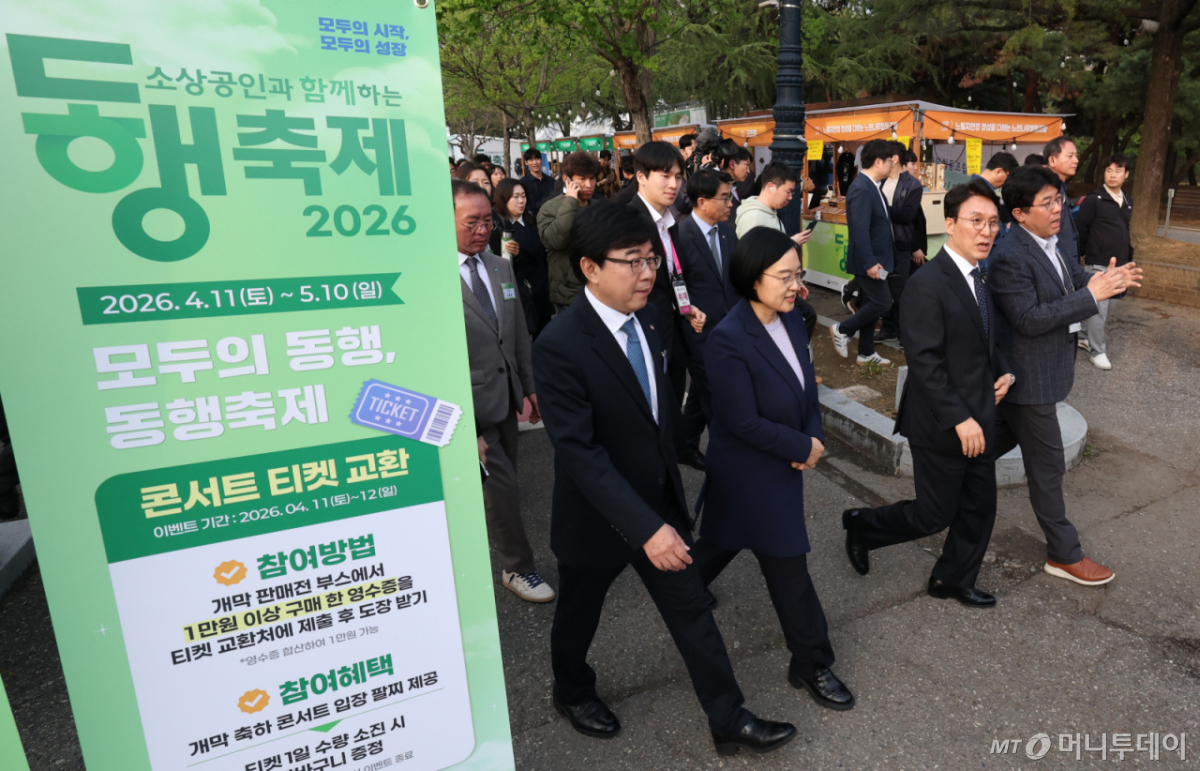 김민석 국무총리(오른쪽 두번째)가 한성죽 중기부 장관과(왼쪽 두번째) 함께 4월 11일 전북 전주시 전주실내체육관에서 열린 동행축제 개막식에 참석해 참가 업체 부스 라운딩을 하고 있다./사진=뉴스1.