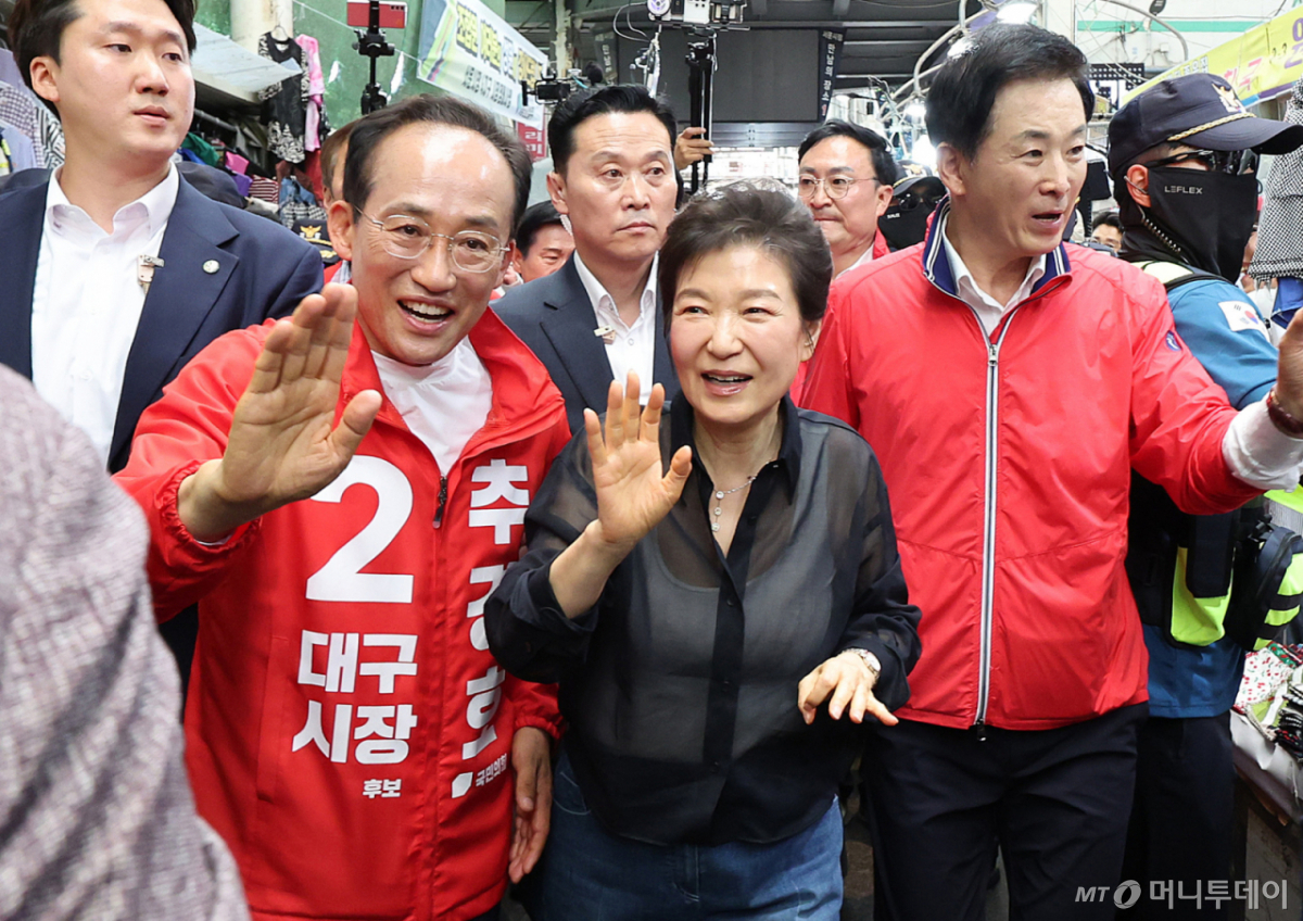 (대구=뉴스1) 공정식 기자 = 박근혜 전 대통령과 추경호 국민의힘 대구시장 후보가 31일 오후 대구 중구 서문시장을 찾아 시민과 인사 나누고 있다. 2026.5.31/뉴스1  Copyright © 뉴스1. All rights reserved. 무단 전재 및 재배포,  AI학습 이용 금지. /사진=(대구=뉴스1) 공정식 기자