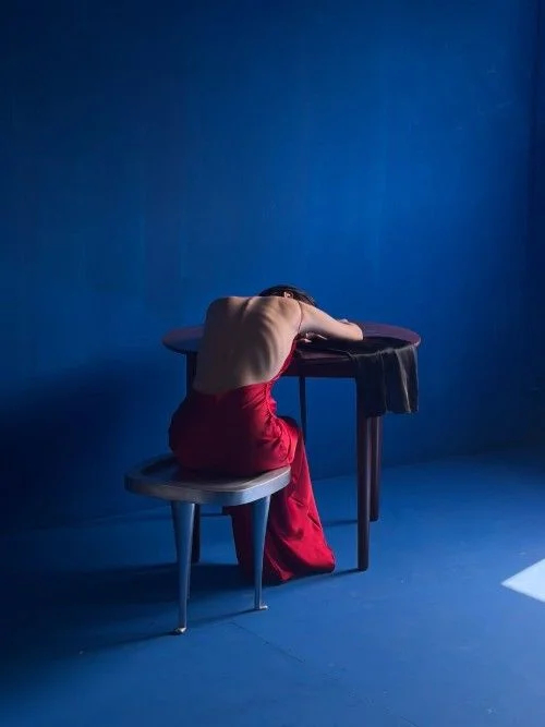 파격적인 레드 드레스로 깡마른 몸매를 드러낸 가수 장재인./사진=장재인 인스타그램