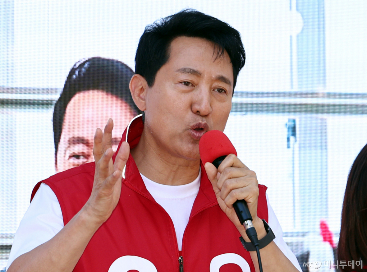 (서울=뉴스1) 구윤성 기자 = 오세훈 국민의힘 서울시장 후보가 31일 서울 강동구 암사종합시장을 찾아 지지를 호소하고 있다. 2026.5.31/뉴스1 Copyright © 뉴스1. All rights reserved. 무단 전재 및 재배포, AI학습 이용 금지. /사진=(서울=뉴스1) 구윤성 기자