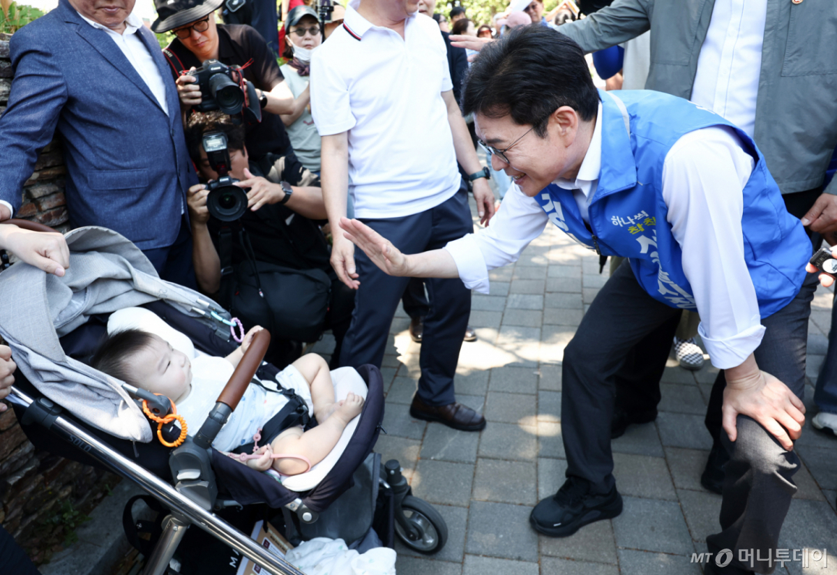 (서울=뉴스1) 최지환 기자 = 정원오 더불어민주당 서울시장 후보가 31일 오전 서울 양천구 파리공원에서 도보유세를 하고 있다. 2026.5.31/뉴스1 Copyright © 뉴스1. All rights reserved. 무단 전재 및 재배포, AI학습 이용 금지. /사진=(서울=뉴스1) 최지환 기자
