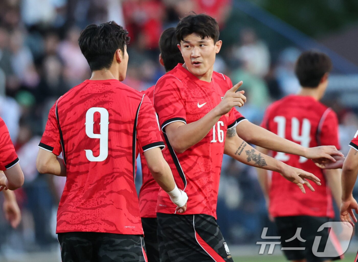 김민재(오른쪽)가 31일(한국시간) 미국 유타주 프로보의 브리검영대 사우스필드에서 열린 트리니다드토바고와 평가전 경기 중 이기혁과 대화하고 있다. /사진=뉴스1