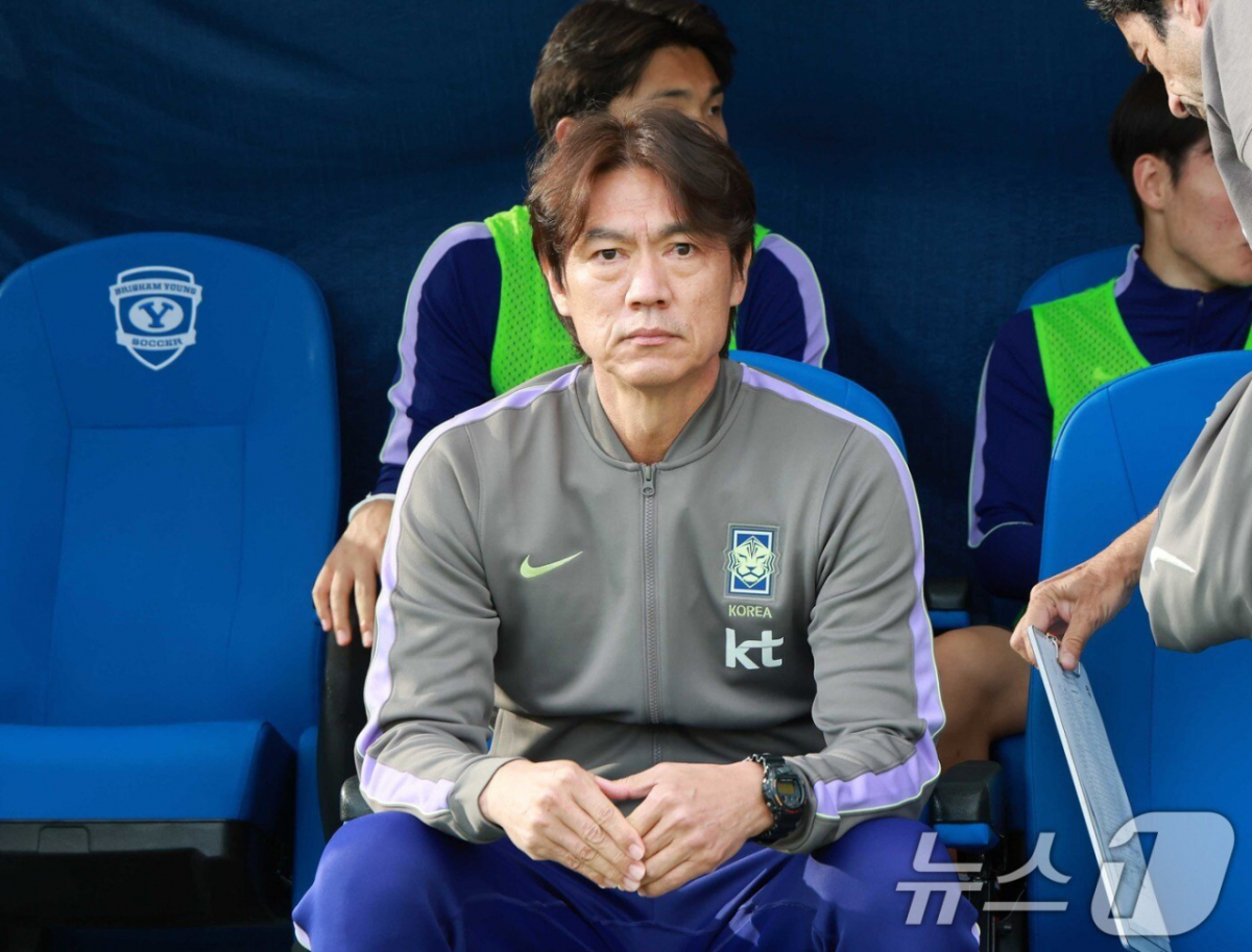 홍명보 대한민국 축구 국가대표팀 감독이 31일(한국시간) 미국 유타주 프로보의 브리검영대 사우스필드에서 열린 트리니다드토바고와 평가전을 바라보고 있다. /사진=뉴스1