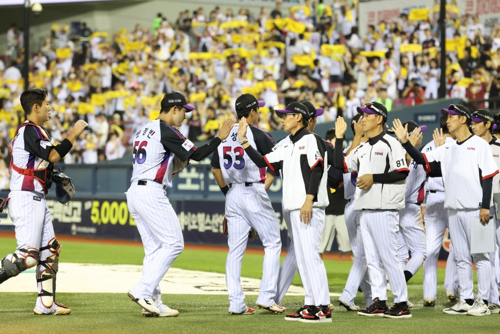 LG 트윈스 선수단과 코칭스태프. /사진=LG 트윈스 제공