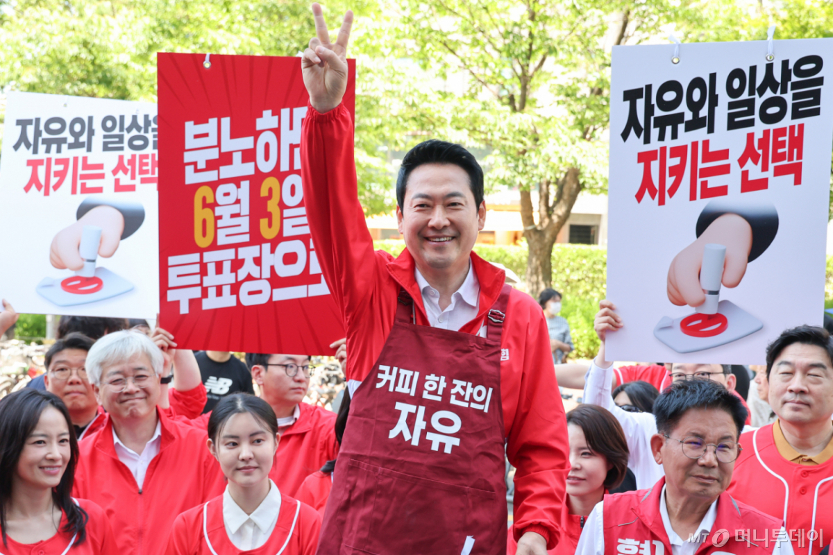 (서울=뉴스1) 신웅수 기자 = 장동혁 국민의힘 대표가 31일 서울 마포구 홍대입구역을 찾아 대국민 투표 참여를 호소하고 있다. 2026.5.31/뉴스1 Copyright © 뉴스1. All rights reserved. 무단 전재 및 재배포, AI학습 이용 금지. /사진=(서울=뉴스1) 신웅수 기자