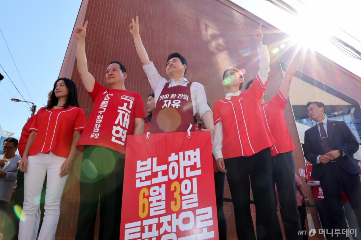 (서울=뉴스1) 신웅수 기자 = 장동혁 국민의힘 대표가 31일 서울 성동구 성수동 연무장길을 찾아 대국민 투표 참여를 호소하고 있다. 2026.5.31/뉴스1 Copyright © 뉴스1. All rights reserved. 무단 전재 및 재배포, AI학습 이용 금지. /사진=(서울=뉴스1) 신웅수 기자