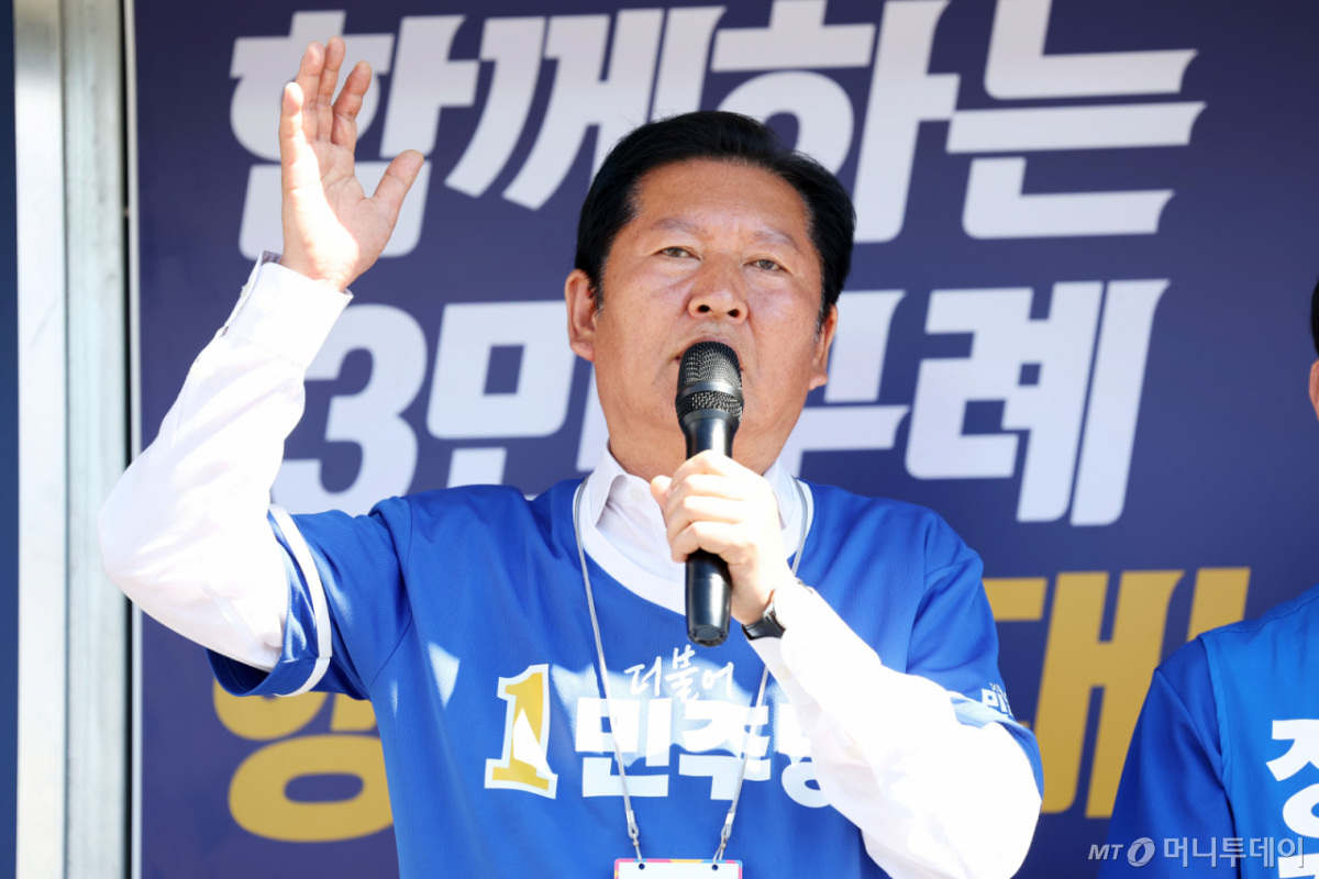 (구례=뉴스1) 이승현 기자 = 정청래 더불어민주당 총괄상임선거대책위원장이 31일 전남 구례경찰서 앞 교차로에서 장길선 민주당 구례군수 후보 지원 유세를 하고 있다. 2026.5.31/뉴스1  Copyright © 뉴스1. All rights reserved. 무단 전재 및 재배포,  AI학습 이용 금지. /사진=(구례=뉴스1) 이승현 기자
