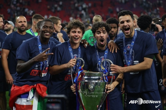 PSG 선수들이 빅이어 앞에서 기념 촬영을 하고 있다. /AFPBBNews=뉴스1