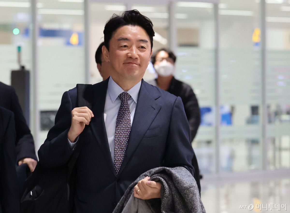(인천공항=뉴스1) 오대일 기자 = 전략경제협력 대통령 특사 자격으로 캐나다·노르웨이를 방문하고 돌아온 강훈식 대통령비서실장이 31일 오후 인천국제공항을 통해 귀국하고 있다. 강 실장은 노르웨이 정부와 1조 3천억 규모의 한국산 다연장 로켓 '천무' 수출 계약이 최종 체결됐다고 밝혔다. 2026.1.31/뉴스1 Copyright © 뉴스1. All rights reserved. 무단 전재 및 재배포, AI학습 이용 금지. /사진=(인천공항=뉴스1) 오대일 기자