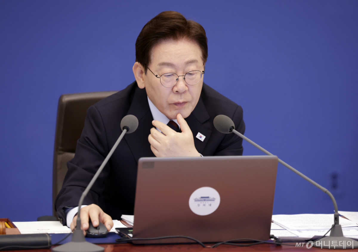 (서울=뉴스1) 허경 기자 = 이재명 대통령이 26일 청와대에서 열린 제23회 국무회의 겸 제10차 비상경제점검회의에서 중동전쟁 관련 비상국정운영 및 대응현황을 보고 받고 있다. 2026.5.26/뉴스1 Copyright © 뉴스1. All rights reserved. 무단 전재 및 재배포, AI학습 이용 금지. /사진=(서울=뉴스1) 허경 기자