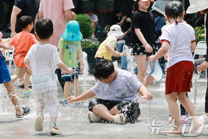 31일 기상청에 따르면 6월의 첫 날인 내일(1일)은 낮 기온이 30도(℃) 안팎까지 오르며 초여름 날씨를 보일 것으로 예상된다. 사진은 서울 종로구 광화문광장에서 어린이들이 물놀이를 즐기고 있는 모습./사진=뉴스1
