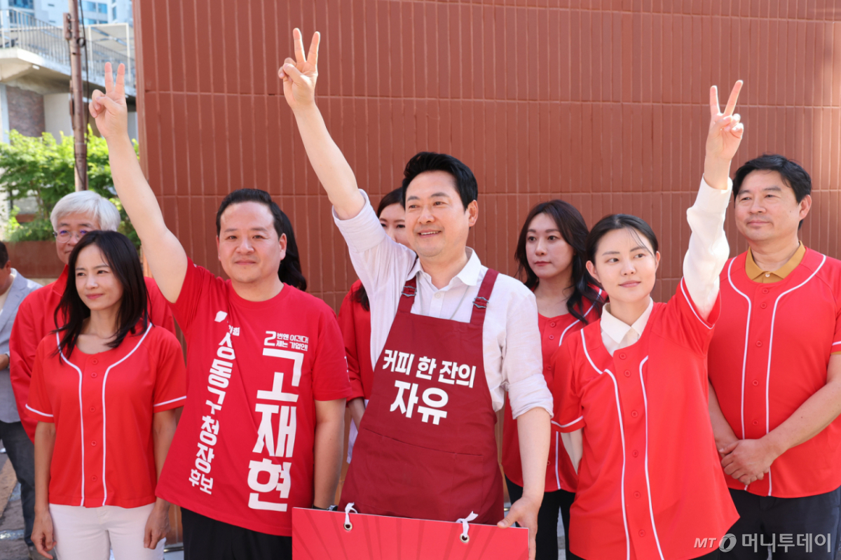 장동혁 국민의힘 대표(가운데)가 31일 서울 성동구의 연무장길을 찾아 대국민 투표 참여를 호소하고 있다.  /사진=뉴스1