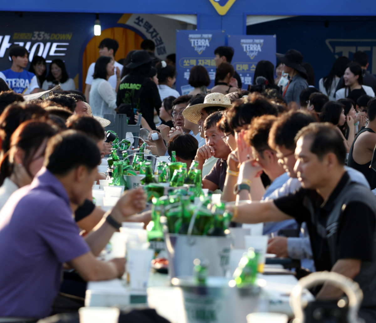  지난해 열린 '대구 치맥 페스티벌' 방문객들이 '카스 뮤직 포토존'에서 기념촬영을 하고 있다. 아래사진은 같은해 7월7일 전북 전주대학교 대운동장에서 시민들이 가맥(가게맥주)을 즐기는 모습. /대구·전주(전북)=뉴스1 
