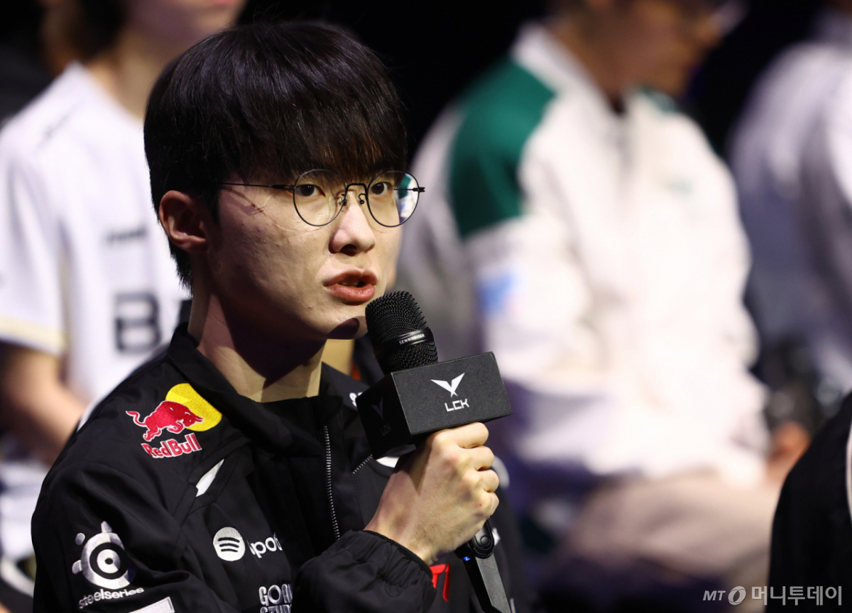 T1 이상혁(페이커)가 3월 서울 종로구 치지직 롤파크에서 열린 2026 LoL 챔피언스 코리아 개막 미디어데이에서 발언하고 있다. /사진=뉴시스