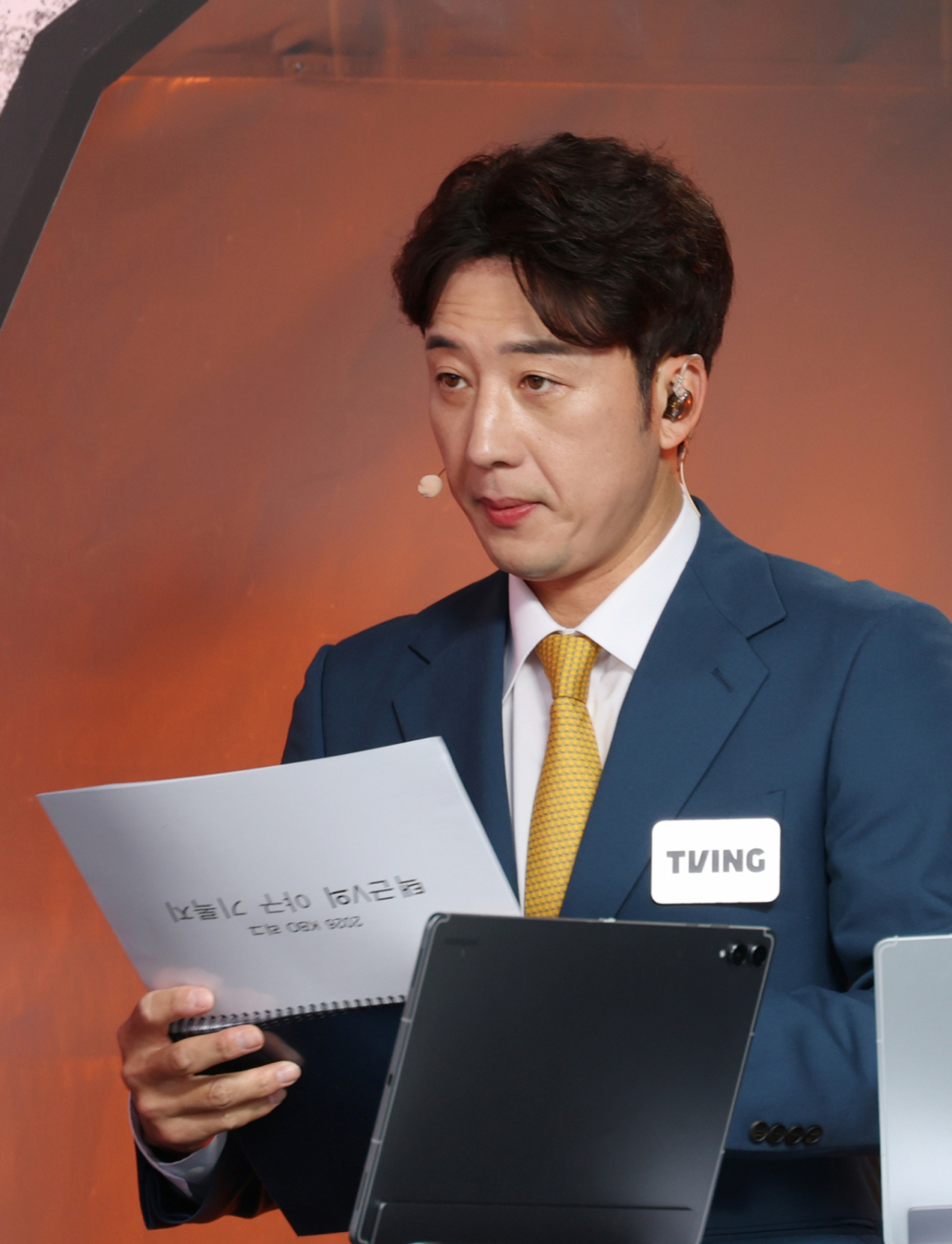 2026 신한 SOL Bank KBO리그 LG 트윈스 대 KIA 타이거즈 경기가 31일 서울 잠실야구장에서 열렸다. 이택근 해설위원이 방송 준비를 하고 있다. /사진=김진경 kim.jinkyung@