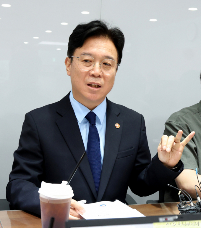 (세종=뉴스1) 김기남 기자 = 김영훈 고용노동부 장관이 27일 세종시 정부세종청사 고용노동부 기자실에서 열린 출입기자단 차담회에서 발언하고 있다. 2026.5.27/뉴스1 Copyright (C) 뉴스1. All rights reserved. 무단 전재 및 재배포, AI학습 이용 금지. /사진=(세종=뉴스1) 김기남 기자