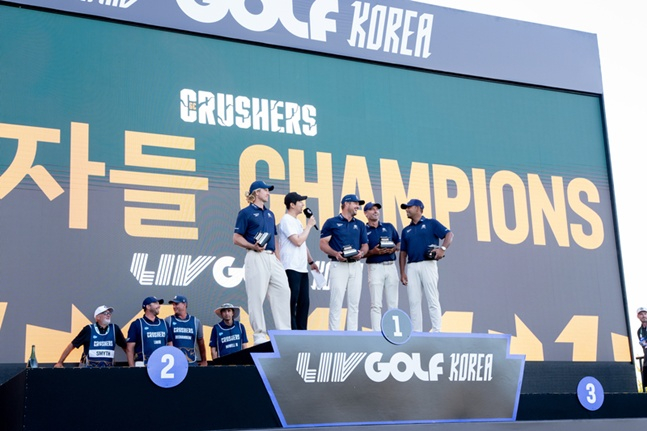 크러셔스 GC가 31일 부산 아시아드 컨트리클럽에서 열린 LIV골프 코리아에서 팀 우승을 차지하고 시상대에 올라 소감을 밝히고 있다. /사진=LIV 골프 제공