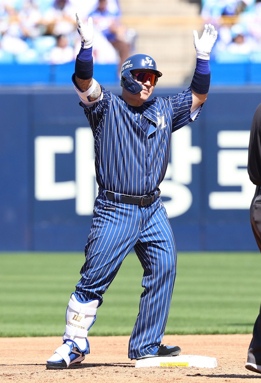 삼성 최형우가 5월 31일 두산전 3회말 역전 결승 2루타를 치고 세리머니를 하고 있다. KBO 역대 최초 개인 통산 1000번째 장타였다. /사진=삼성 라이온즈