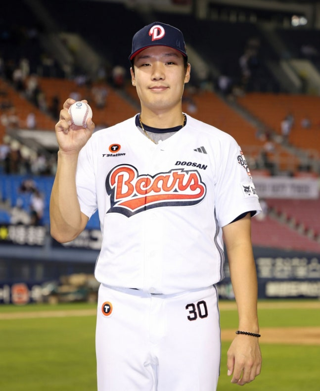 양재훈이 5월 16일 잠실 롯데전에서 데뷔 첫 승을 거둔 뒤 기념구를 들어보이고 있다. /사진=두산 베어스