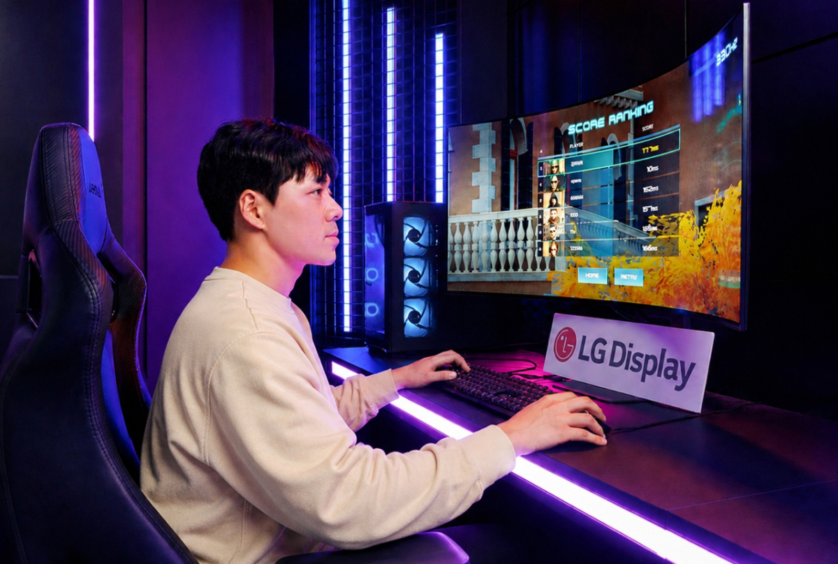 LG디스플레이 모델이 게이밍 OLED를 체험하고 있다 ./사진 제공=LG디스플레이