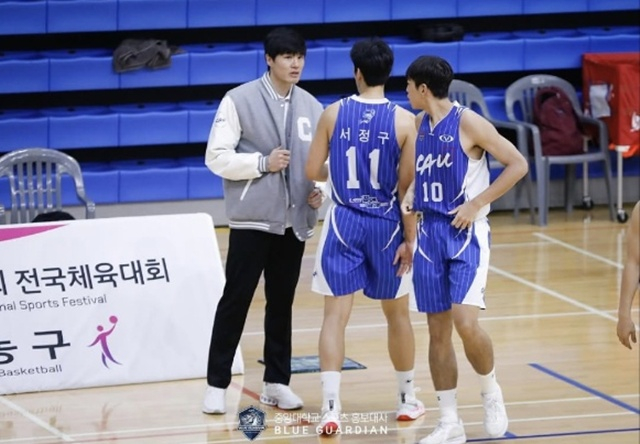 윤호영 감독(왼쪽). /사진=중앙대 SNS