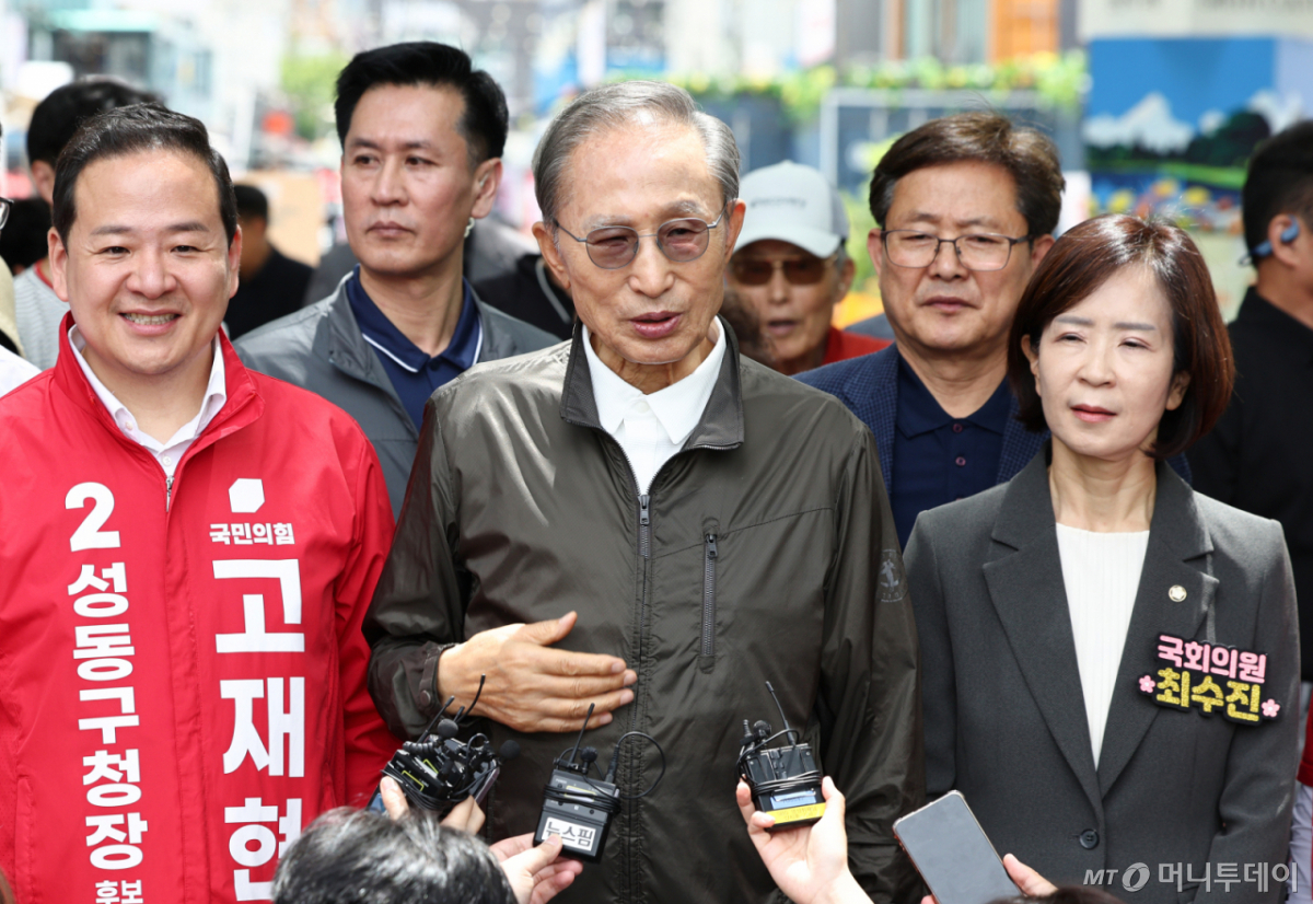 (서울=뉴스1) 최지환 기자 = 고재현 국민의힘 성동구청장 후보의 지원 유세에 나선 이명박 전 대통령이 1일 오전 서울 성동구 서울숲에서 발언하고 있다. 2026.6.1/뉴스1 Copyright © 뉴스1. All rights reserved. 무단 전재 및 재배포, AI학습 이용 금지. /사진=(서울=뉴스1) 최지환 기자