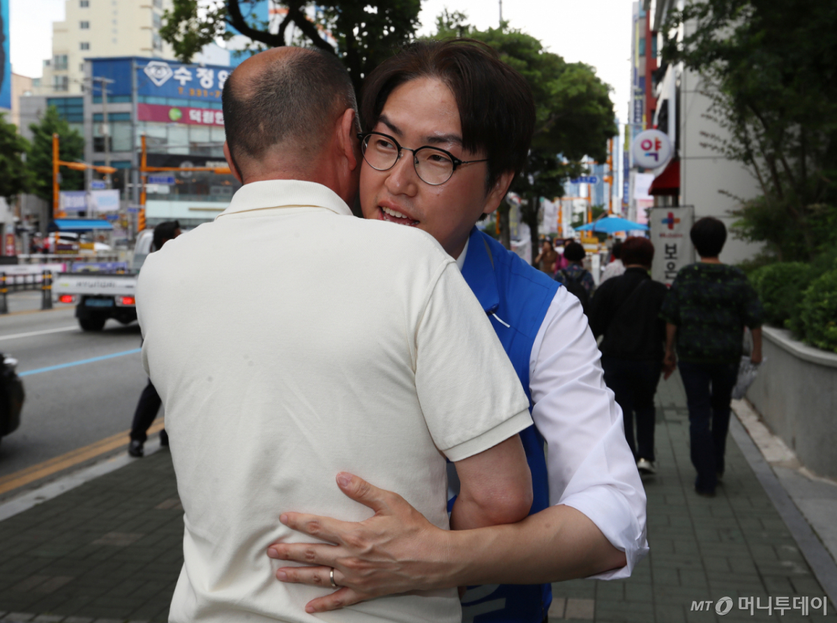 (부산=뉴스1) 윤일지 기자 = 하정우 더불어민주당 부산 북구갑 국회의원 후보가 26일 부산 북구 덕천2동 일대에서 유권자들에게 지지를 호소하고 있다. 2026.5.26/뉴스1 Copyright © 뉴스1. All rights reserved. 무단 전재 및 재배포, AI학습 이용 금지. /사진=(부산=뉴스1) 윤일지 기자