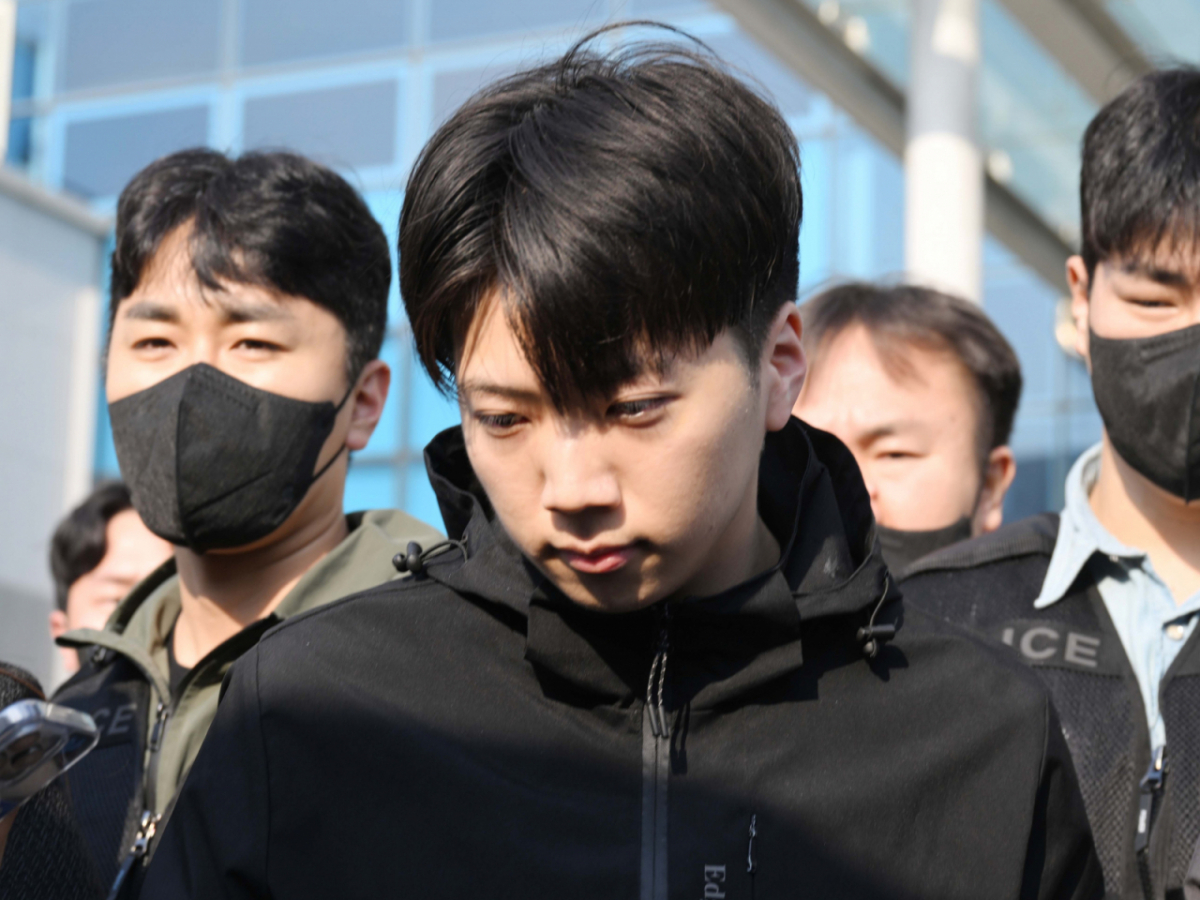 살인 혐의 등을 받는 장윤기(23)씨가 14일 오전 광주 서구 서부경찰서에서 검찰소 송치되고 있다. 장윤기는 어린이날인 5일 오전 0시11분께 광주 광산구 한 고등학교 앞 대로변 인도에서 귀가하던 A(17)양을 흉기로 살해하고, 비명을 듣고 돕기 위해 다가온 고교생 B(17)군을 살해하려 한 혐의를 받는다. 경찰은 이날 범행의 잔인성과 피해의 중대성 등을 이유로 장윤기의 신상정보 공개를 결정했다. /사진=뉴시스.