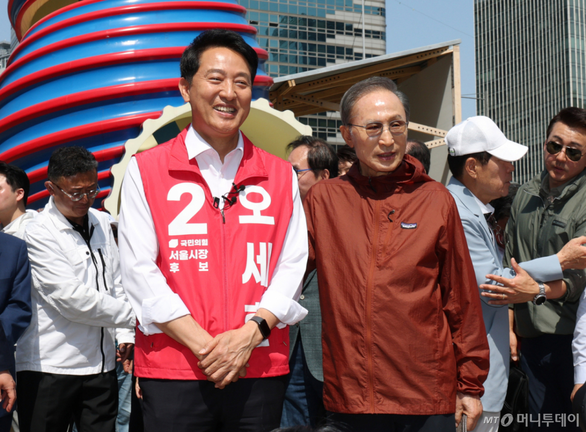 (서울=뉴스1) 박지혜 기자 = 오세훈 국민의힘 서울시장 후보가 15일 서울 청계광장에서 이명박 전 대통령을 만나 대화를 나누고 있다. 2026.5.15/뉴스1 Copyright © 뉴스1. All rights reserved. 무단 전재 및 재배포, AI학습 이용 금지. /사진=(서울=뉴스1) 박지혜 기자