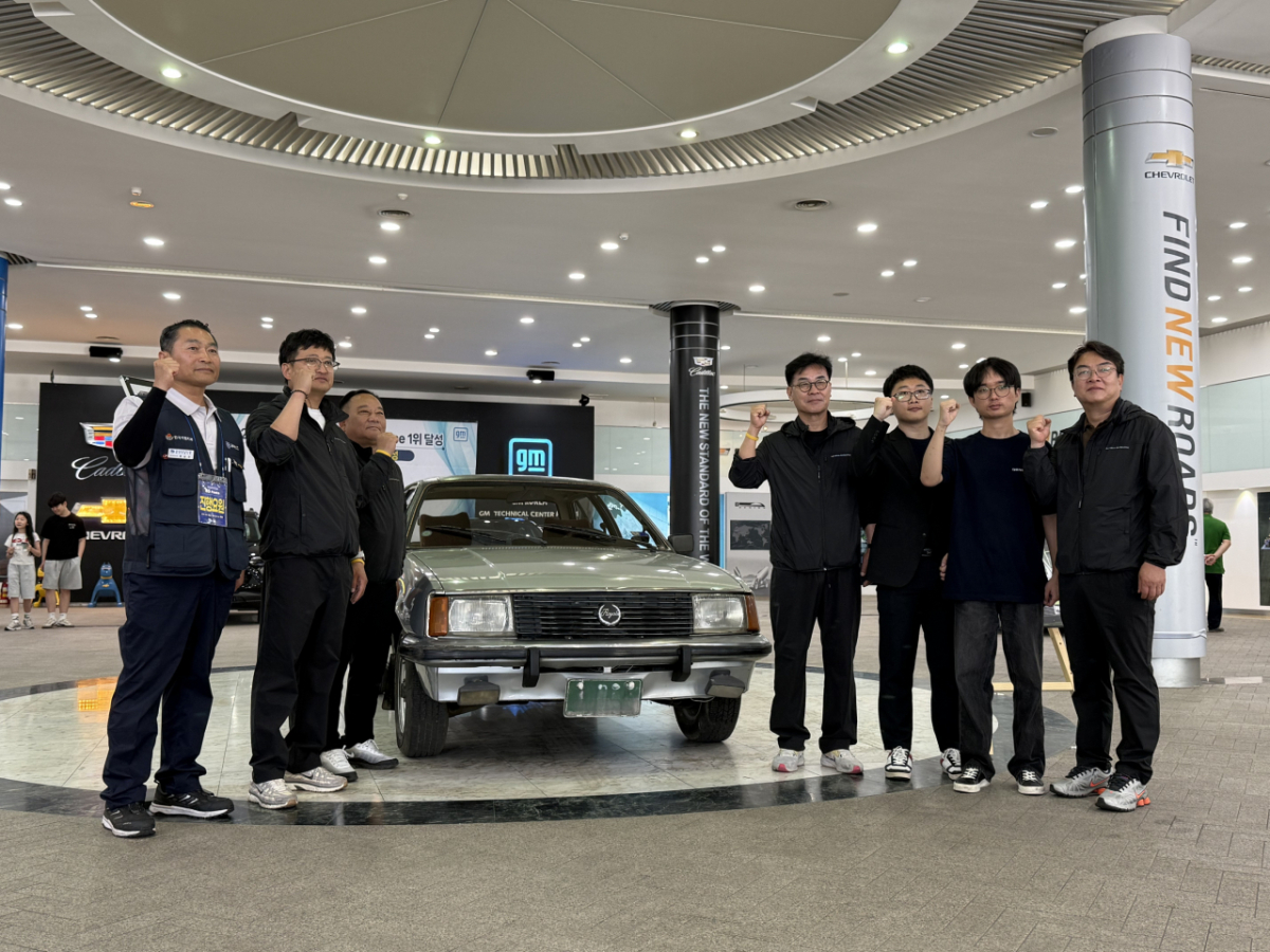 지난달 30일 부평공장 홍보관에서 열린 한국GM '55FESTA' 올드카 특별전시 실무자들이 밝은 표정으로 주먹을 들어 행사의 시작을 알리고 있다. 왼쪽부터 오른쪽 순으로 엄상진 한국지엠지부 대외정책실장(전 금속노조 13기 사무처장), 안규백 한국지엠지부장, 윤용신 한국지엠지부 지도고문, 문정용 한국지엠지부 수석부지부장, 김동영 대우자동차보존연구소 자문연구원(부대표), 김형준 대우자동차보존연구소 연구소장(대표), 이병철 한국지엠지부 사무지회장. /사진제공=대우자동차보존연구소