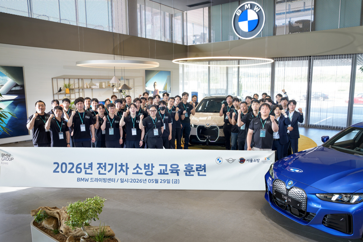 전기차 소방 교육·훈련 참가자들이 기념촬영을 했다./사진=BMW 그룹 코리아